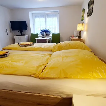 Gruener Fuerst Mit Sitzecke Im Innenhof & Naehe Park & Erdgeschoss Apartment Bad Muskau