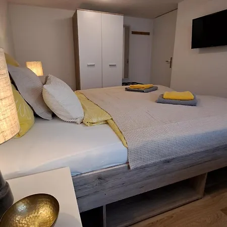 Appartement Kleine Huebsche Unterkunft, Sauna Im Haus, Hunde Willkommen, Nahe Park, Waldeisenbahn, Hermansbad, Unesco Geopark, Naehe Polnischer Markt, Lage Fuer Ausflugsziele Zum Wandern Oder Radfahren *