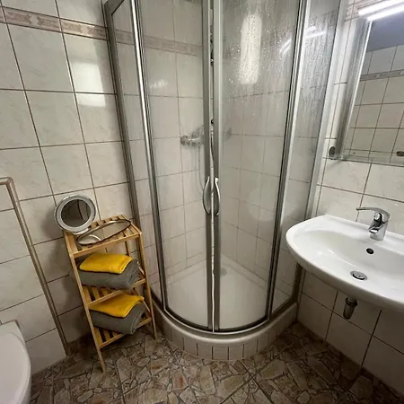 Apartment Kleine hübsche Unterkunft in Bad Muskau im EG, Nähe Schloss, Waldeisenbahn, Hermansbad, UNESCO Geopark, Nähe polnischer Markt, Top Lage für Ausflugsziele zum Wandern oder Radfahren